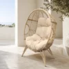 Jane fauteuil œuf sur pied en résine beige effet rotin