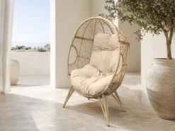 Jane fauteuil œuf sur pied en résine beige effet rotin