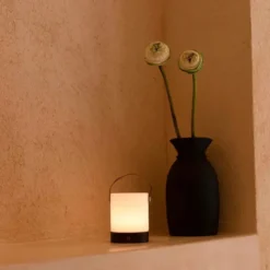 Lampe de table en bois rechargeable marron foncé - avery
