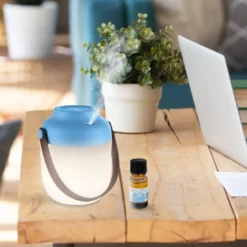 Lampe et diffuseur huiles essentielles nomade avec huile anti-moustique incluse