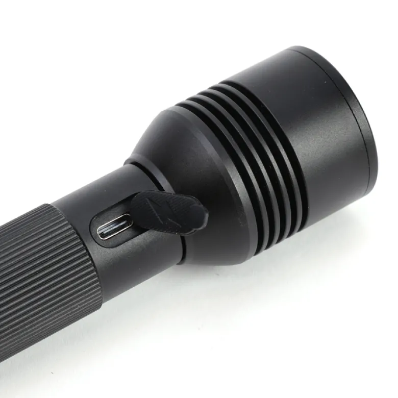 Lampe torche LED rechargeable 1000 lumens étanche IP44 mode SOS