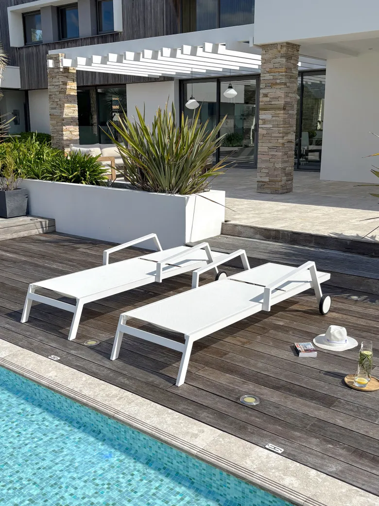 Lot de 2 bains de soleil en aluminium et toile plastifiée - blanc