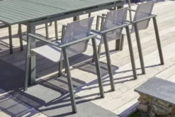 Lot de 2 fauteuils de jardin empilables en alu et toilee - kaki
