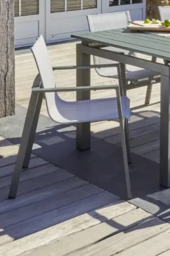 Lot de 2 fauteuils de jardin empilables en alu et toilee - kaki