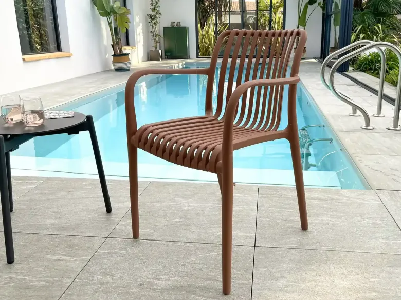 Lot de 2 fauteuils de jardin empilables en polypropylène - terracotta