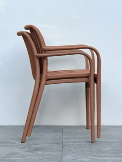 Lot de 2 fauteuils de jardin empilables en polypropylène - terracotta