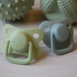Lot 2 sucettes anatomique silicone 6m+