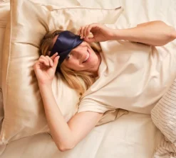 Masque de sommeil en soie bleu nuit
