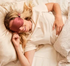 Masque de sommeil en soie rose foncé