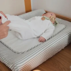 Matelas à langer avec housse home praliné rayures matcha