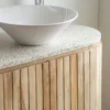 Meuble sous vasque en bois et terrazzo