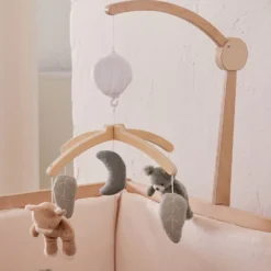 Mobile musical avec bras en bois orso et fluffy