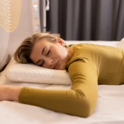 Oreiller plat pour dormeur sur le ventre