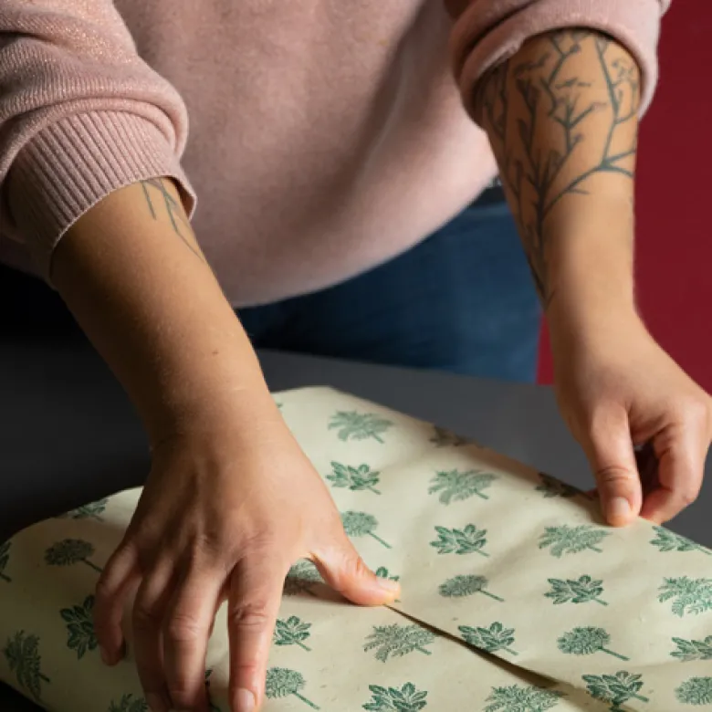 Papier cadeau fait à partir d'herbe