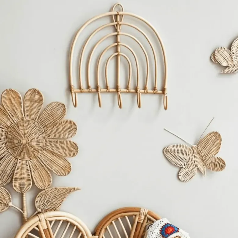 Patère murale avec 5 crochets en rotin naturel arc en ciel bois