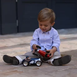 Petite voiture bleue pour enfant