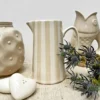 Pichet, carafe ou vase à rayures sables et blanches