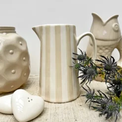 Pichet, carafe ou vase à rayures sables et blanches