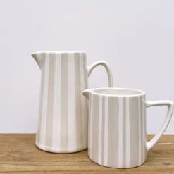Pichet, carafe ou vase à rayures sables et blanches