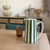 Pichet, carafe ou vase à rayures vertes et blanches