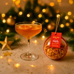 Préparation pour punch de Noël dans une boule de Noël décorative à suspendre