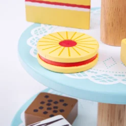 Présentoir à gâteaux et gâteaux en bois