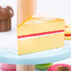 Présentoir à gâteaux et gâteaux en bois
