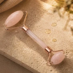 Rouleau masseur visage en quartz rose