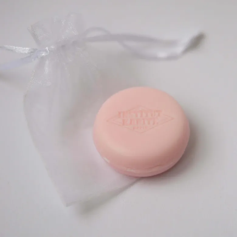 Savon macaron rose en pochon