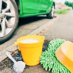 Seau de plage en silicone jaune
