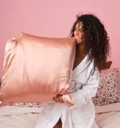 Taie d'oreiller en soie rose 65x65