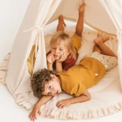 Tapis de jeu pour enfants avec bordure à volants écru