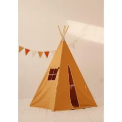 Tente tipi avec pompoms et tapis orange
