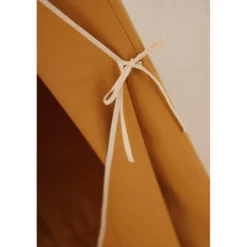 Tente tipi avec pompoms et tapis orange