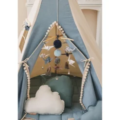 Tente tipi avec pompoms et tapis jeans