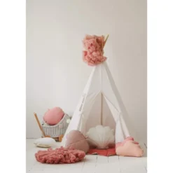 Tente tipi avec tapis blanc