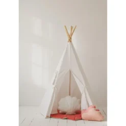 Tente tipi avec tapis blanc