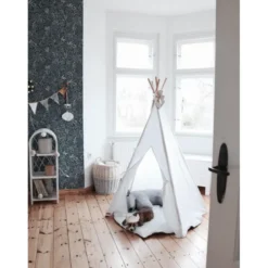 Tente tipi avec tapis blanc