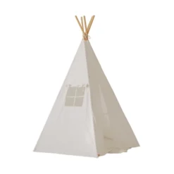 Tente tipi avec tapis blanc