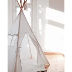 Tente tipi avec tapis blanc