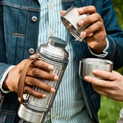 Thermos isotherme avec poignée et 2 tasses Black & Blum