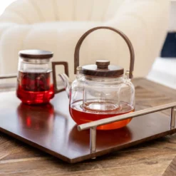 Théière en verre avec anse en bois