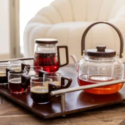 Théière en verre avec anse en bois