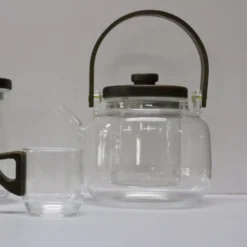 Théière en verre avec anse en bois