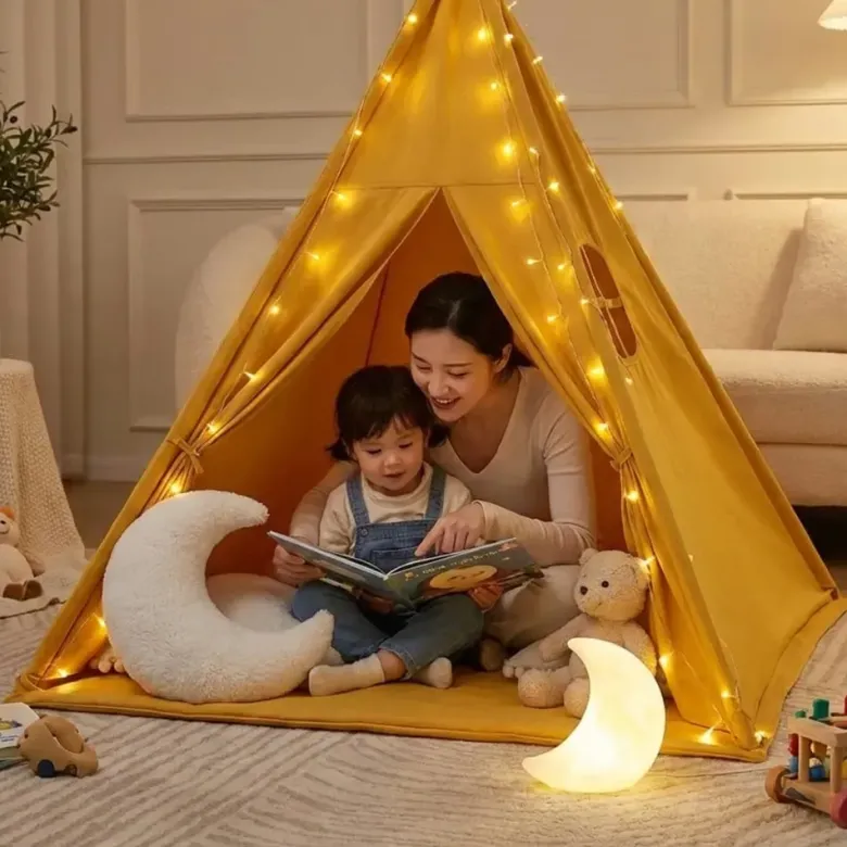 Tipi enfant avec tapis et guirlandes jaune