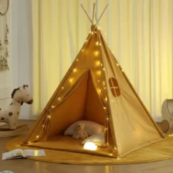 Tipi enfant avec tapis et guirlandes jaune