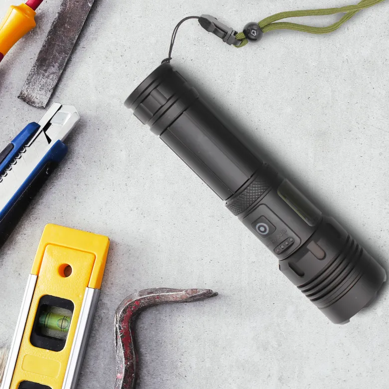 Torche 2000 lumens led portée 1500 m zoom télescopique rechargeable
