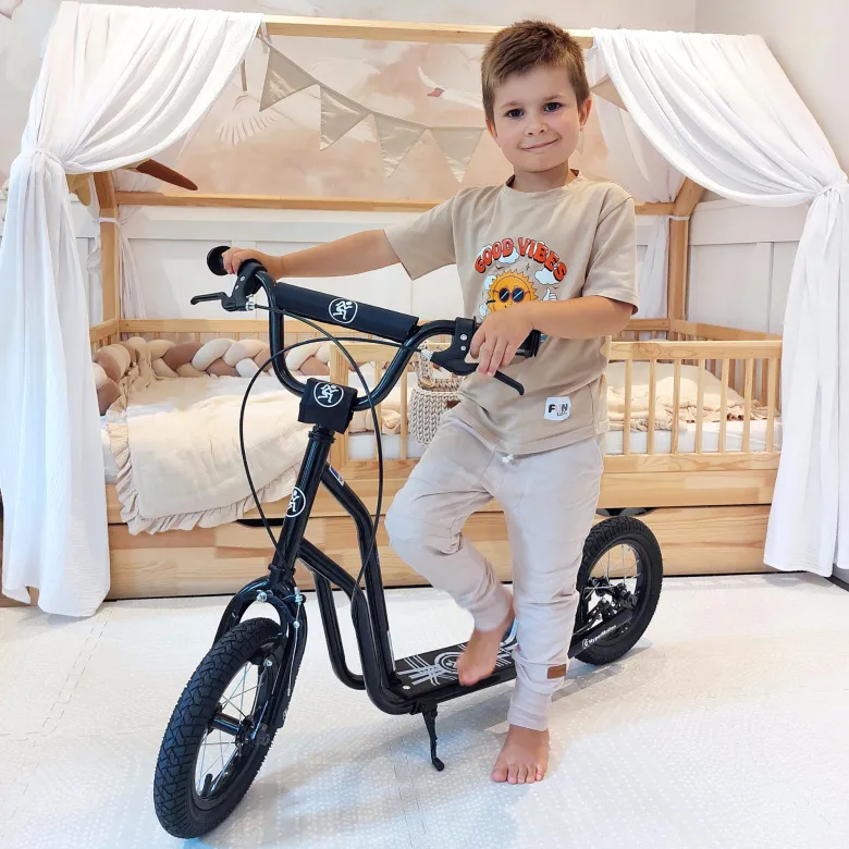 Trottinette enfant avec grandes roues gonflables et freins à main