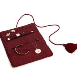 Trousse à bijoux de voyage artisanale roulée et brodée en tissu Rose