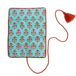 Trousse à bijoux de voyage artisanale roulée et brodée en tissu Bleu